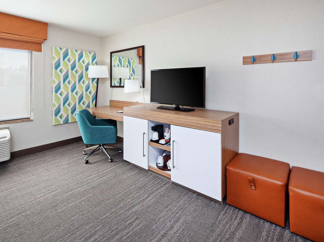 奇诺岗汉普顿套房酒店主图