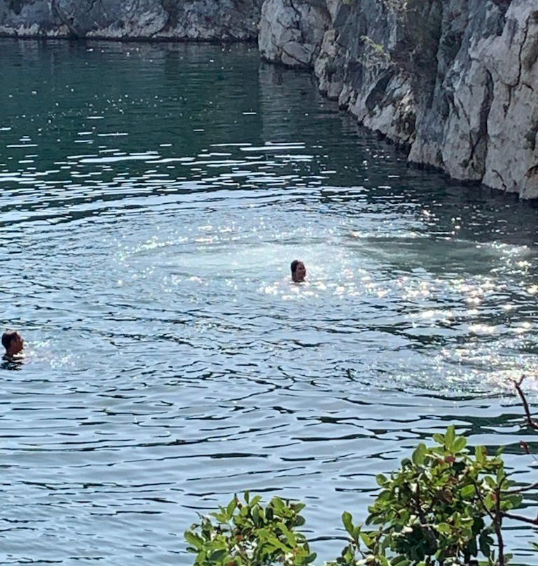 Dragon's  Eye Lake景点图片