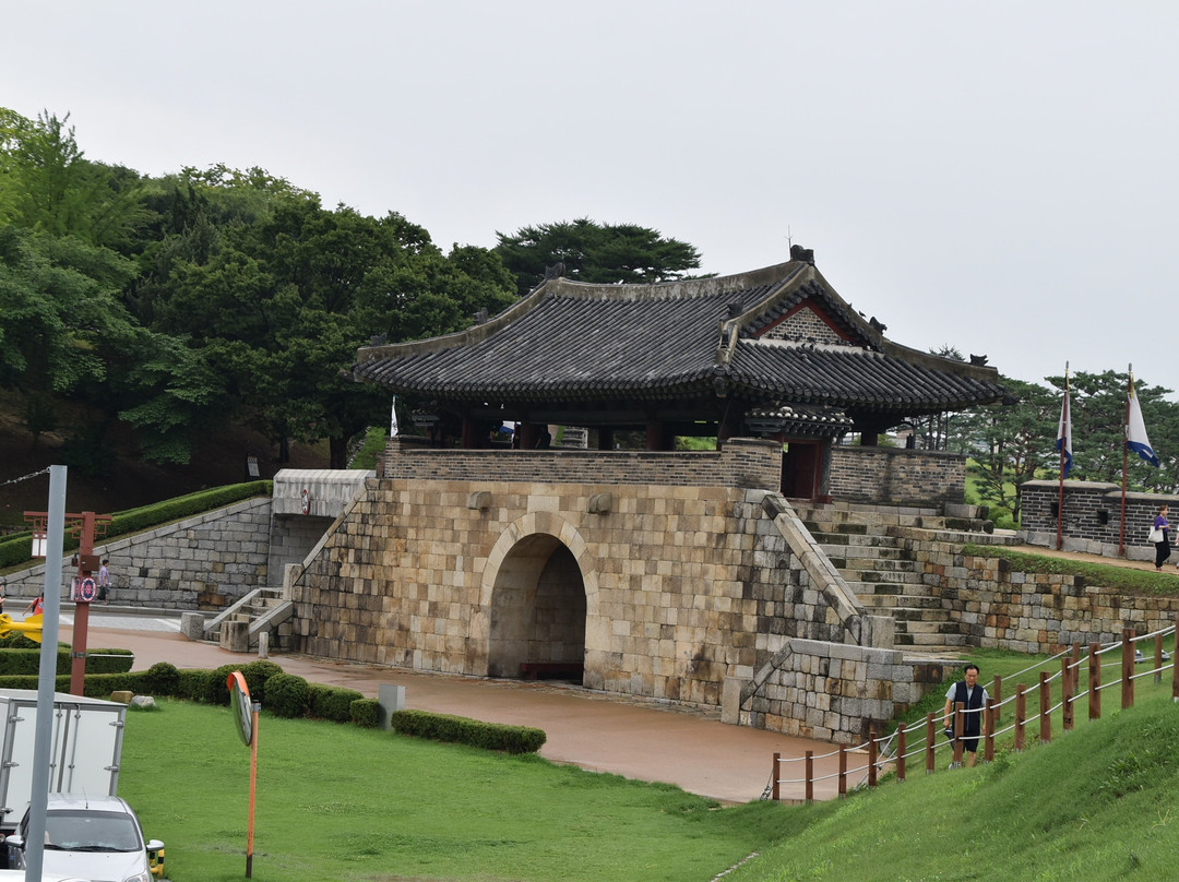 Hwaseomun Gate-水原市必去景点
