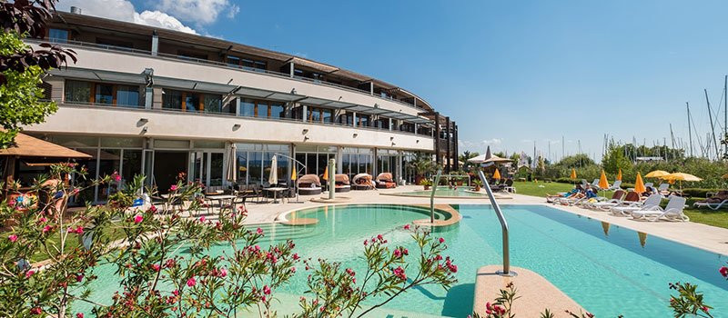 Hotel Golden Lake Resort主图