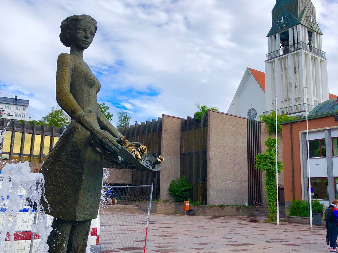 The Rose Maiden Molde Town Hall景点图片