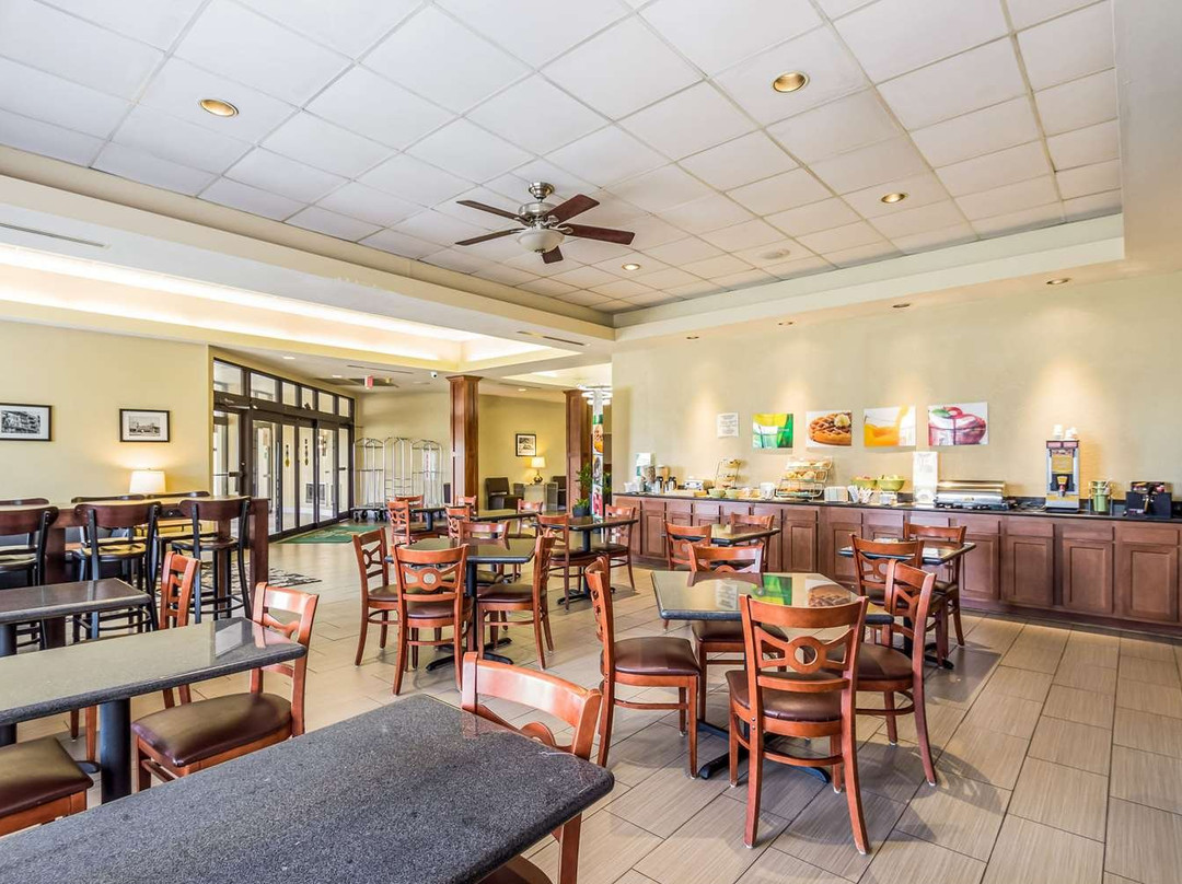 Quality Suites Milwaukee Airport主图