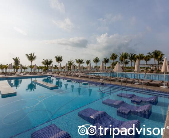 女人海滩悦宜湾奢享酒店主图