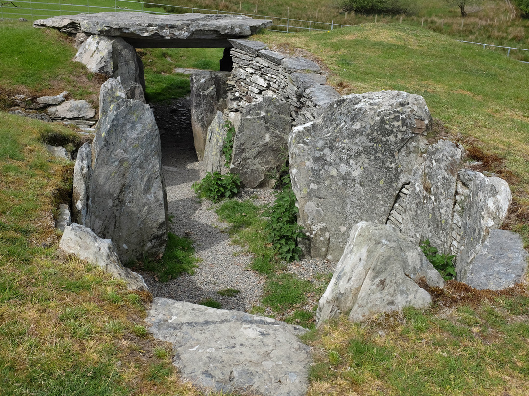 Capel Garmon Chambered Tomb景点图片