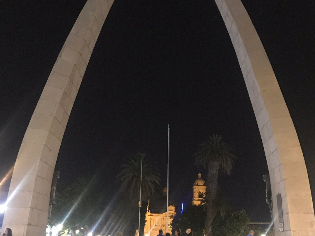 Arco Parabolico-塔克纳必去景点