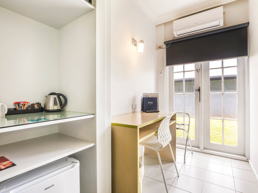 Nightcap at Skyways Hotel主图