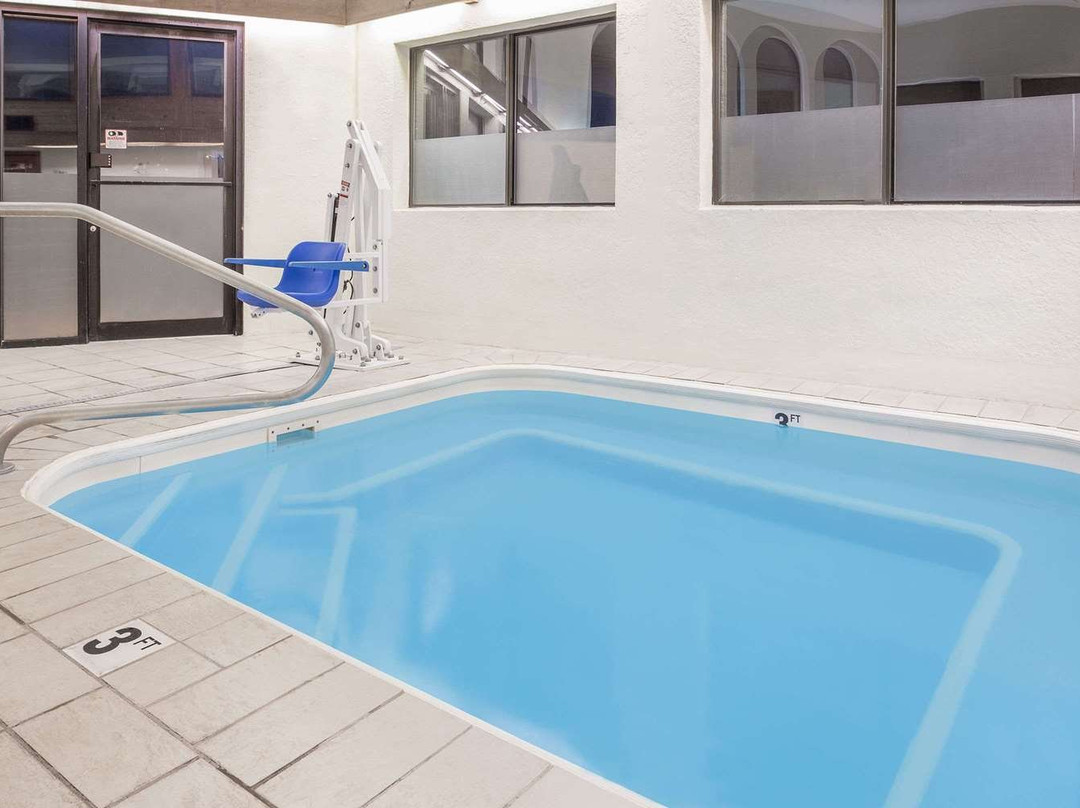 Ramada by Wyndham Hancock Waterfront主图