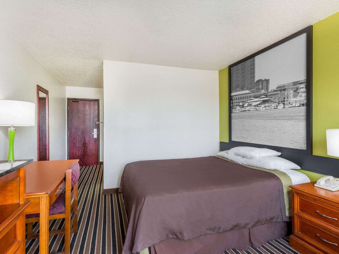 Super 8 by Wyndham South Boston VA主图