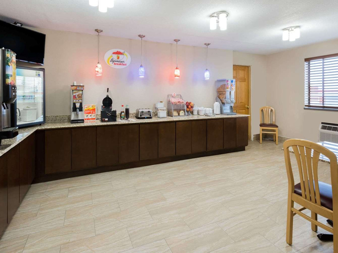 简斯维尔速8酒店主图
