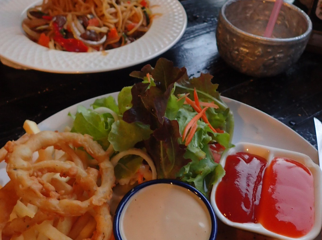 Phru Nai餐馆和美食-Yellow Table