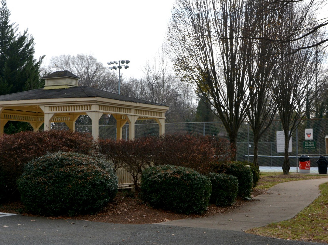 John M. Holbrook Memorial Park景点图片