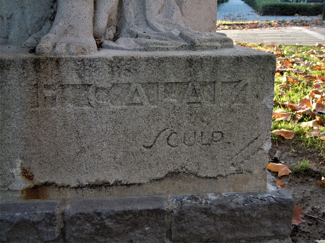 Sculpture "Les fiançailles"-布鲁塞尔必去景点