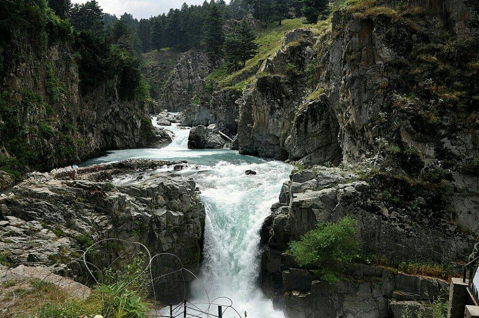 Aharbal Waterfall景点图片