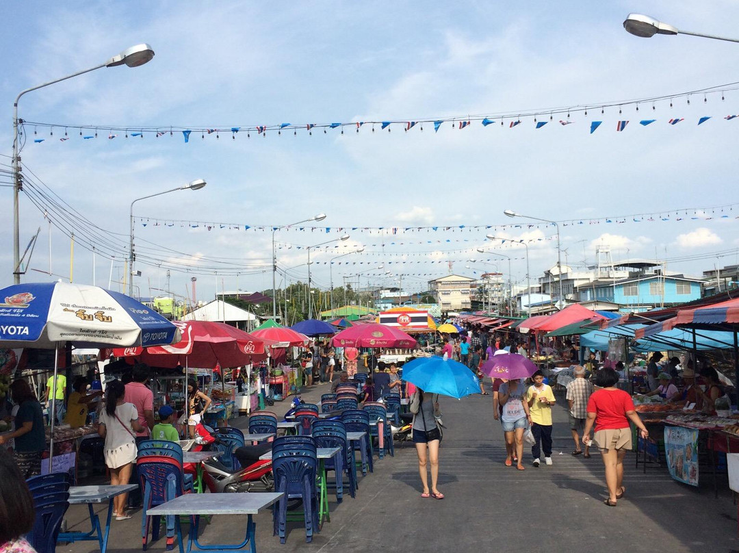 Tha Ruea Phli Fish Market-春武里必去景点