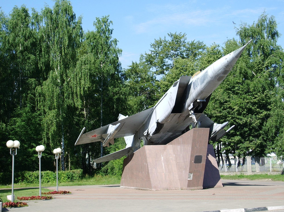 Monument to Plane MIG-25景点图片