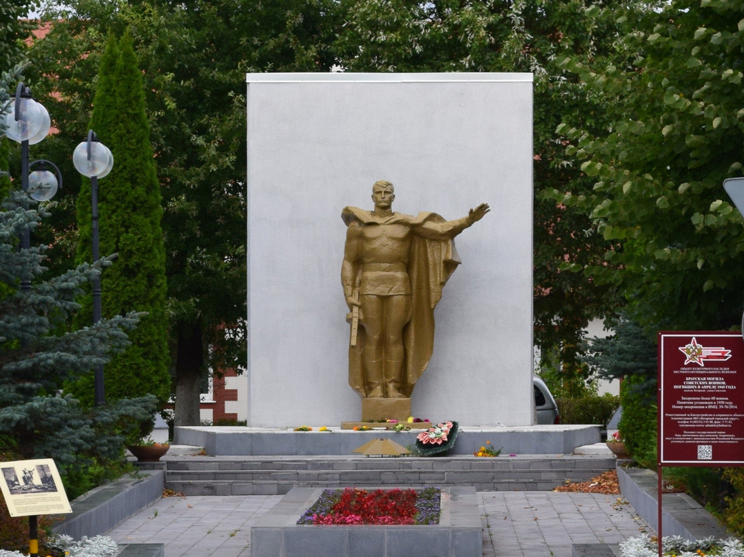 Mass Grave of Soviet Soldiers景点图片