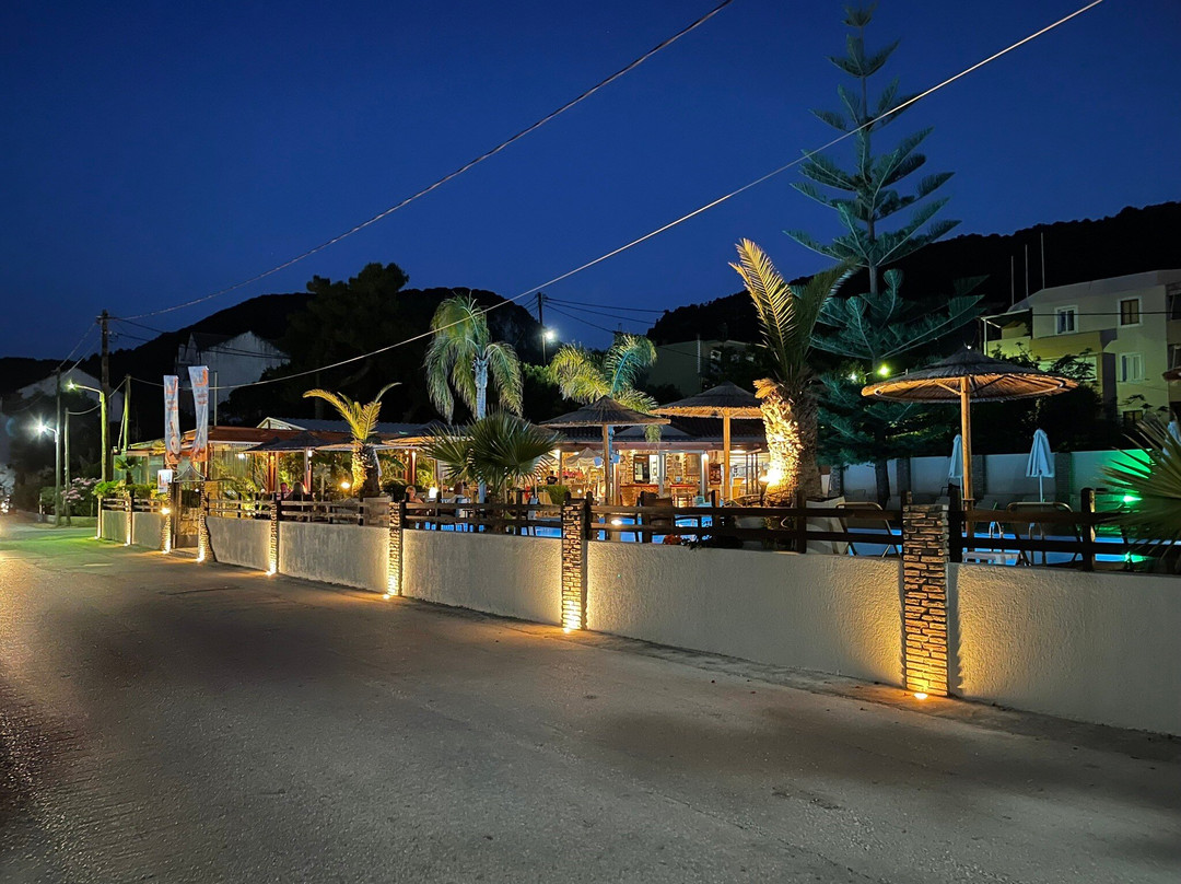 Makis Studios & Apartments
