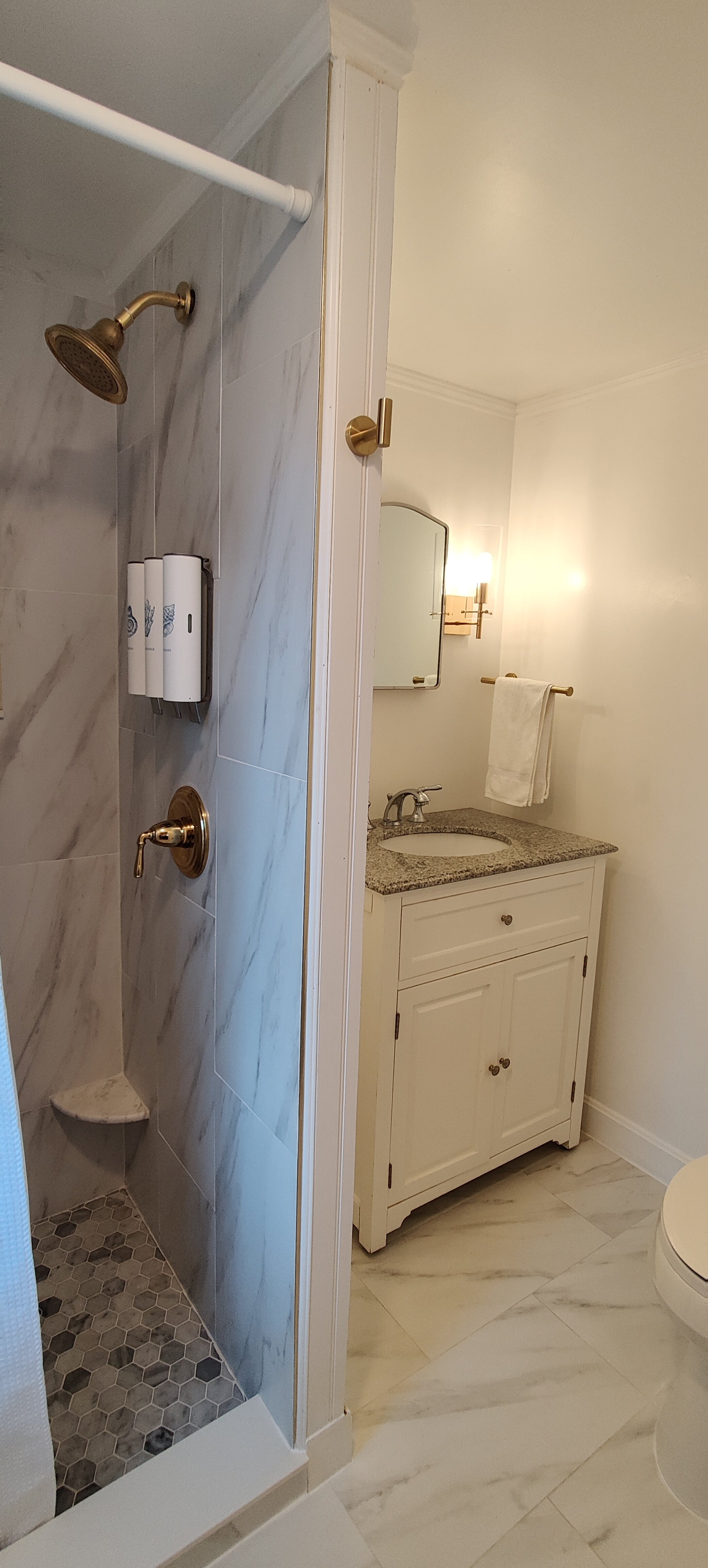 The Seagrove Suites & Guest Rooms-浴室