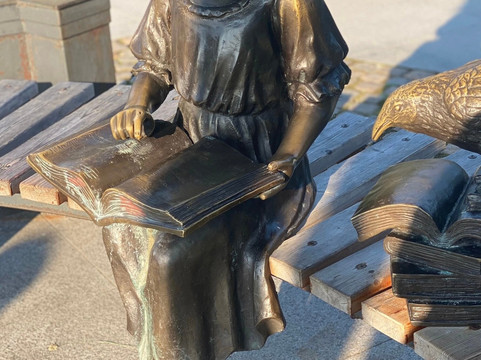 Sculpture "Girl Reading a Fairy Tale"-斯韦特洛戈尔斯克必去景点