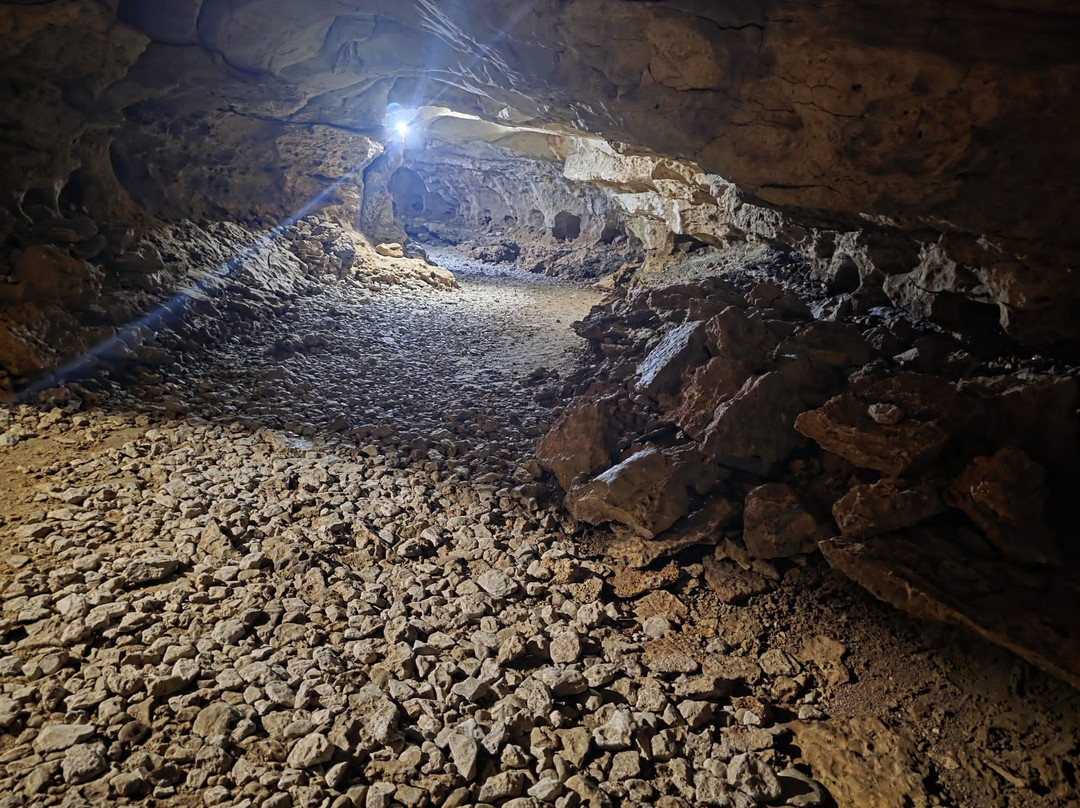 Cueva Del Agua-Orbaneja del Castillo必去景点