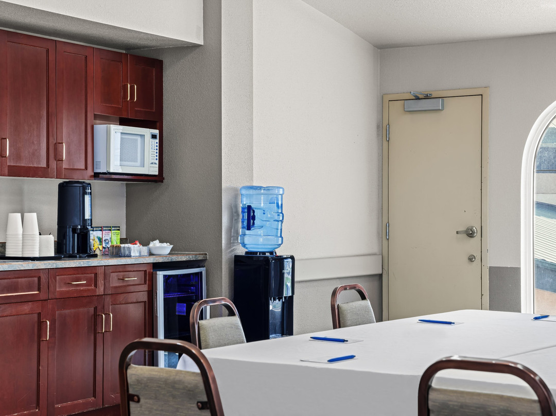 Days Inn & Suites by Wyndham Winkler主图