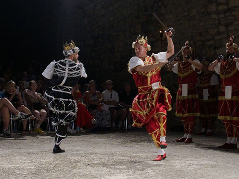 Moreska Sword Dancing-科尔丘拉镇必去景点