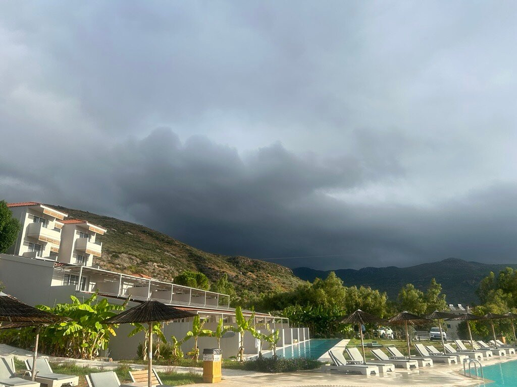 帕西法伊金色乡村酒店主图