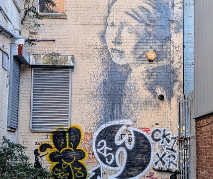 Banksy - Girl with the Pierced Eardrum-布里斯托尔必去景点