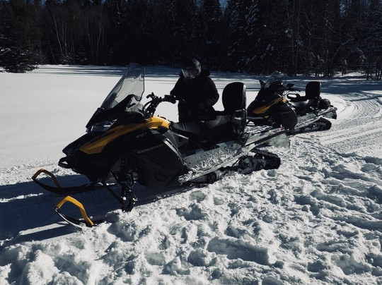 Farmhouse Snowmobiling and UTVs-普莱西德湖必去景点