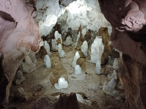 Grottes de Thouzon-Le Thor必去景点