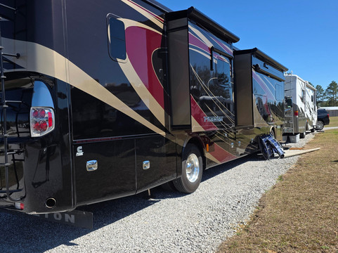 Holmes Creek Canoe Livery-Vernon必去景点