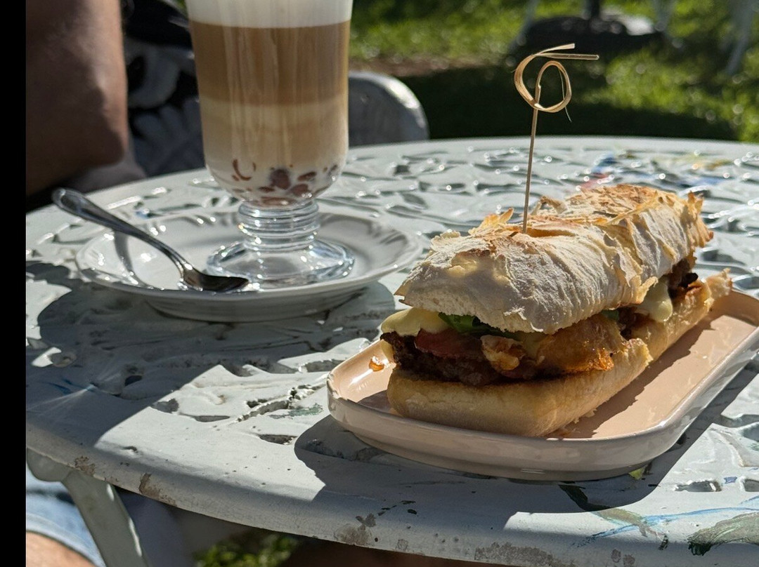 Cafe De La Vie