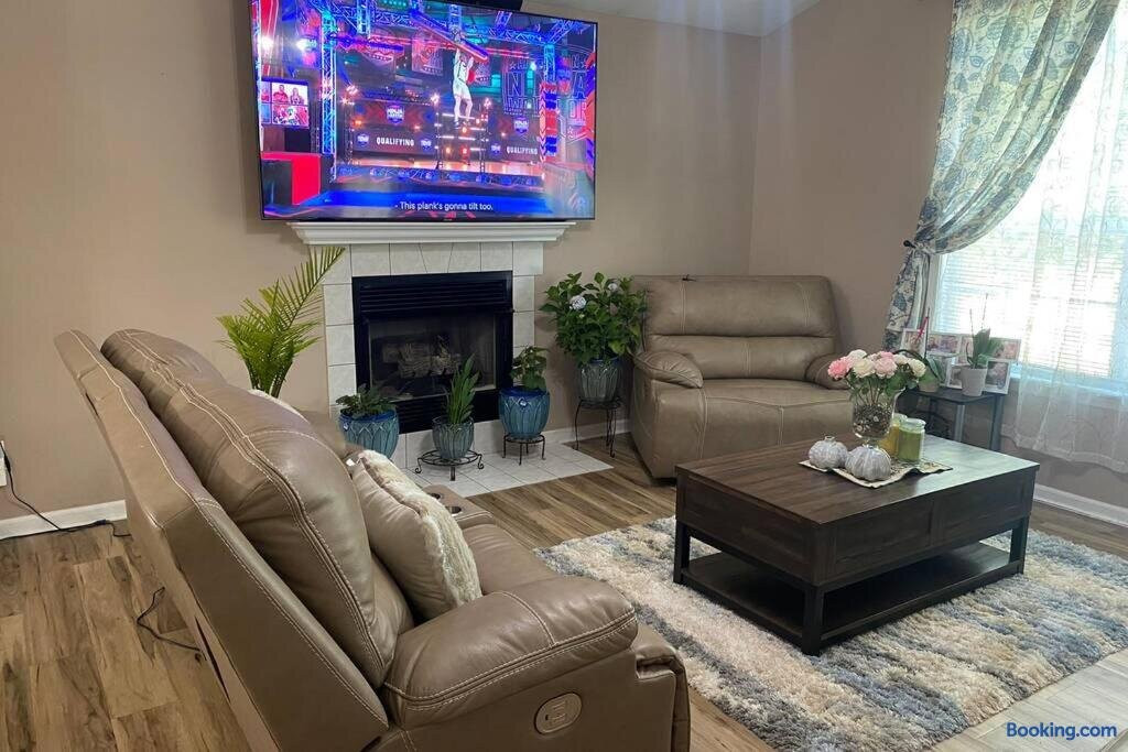 Smart Entire Loft, 3 bedroom, 3 tv, 2 bath, & kitchen