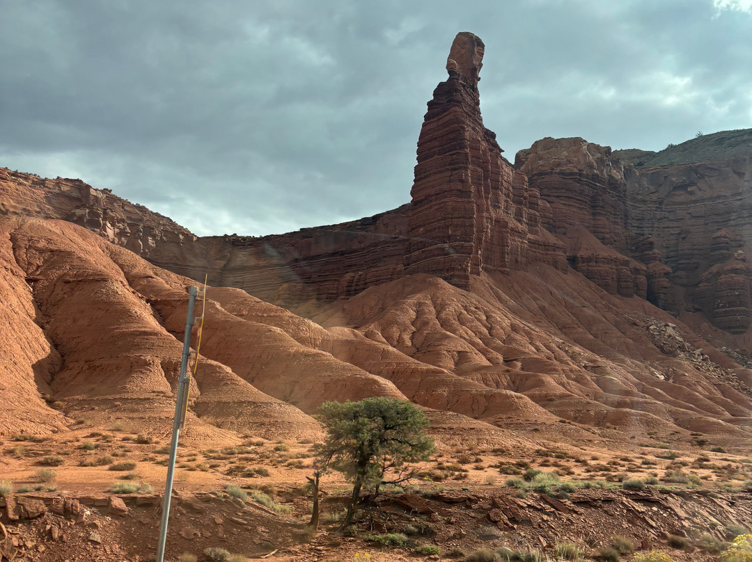 Chimney Rock Trail-圆顶礁国家公园必去景点