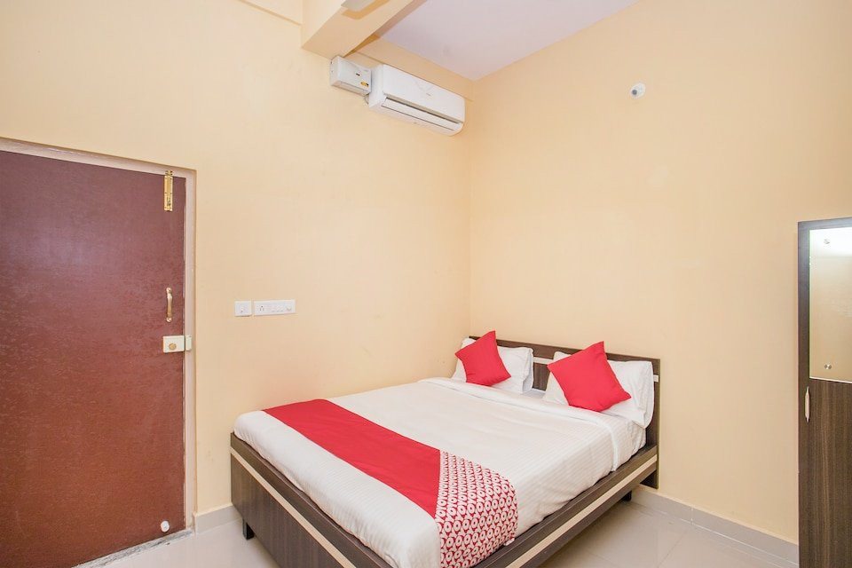 OYO 12840 Sri Guru Residency