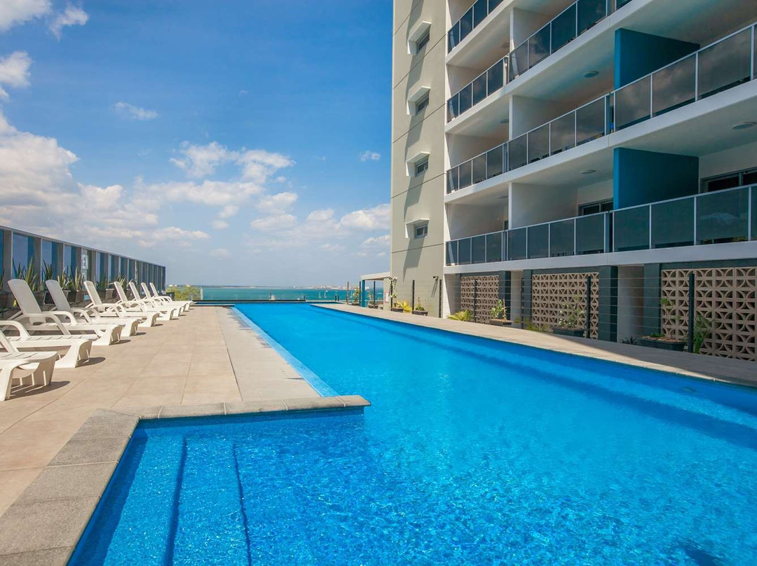 禅季华美达套房酒店主图