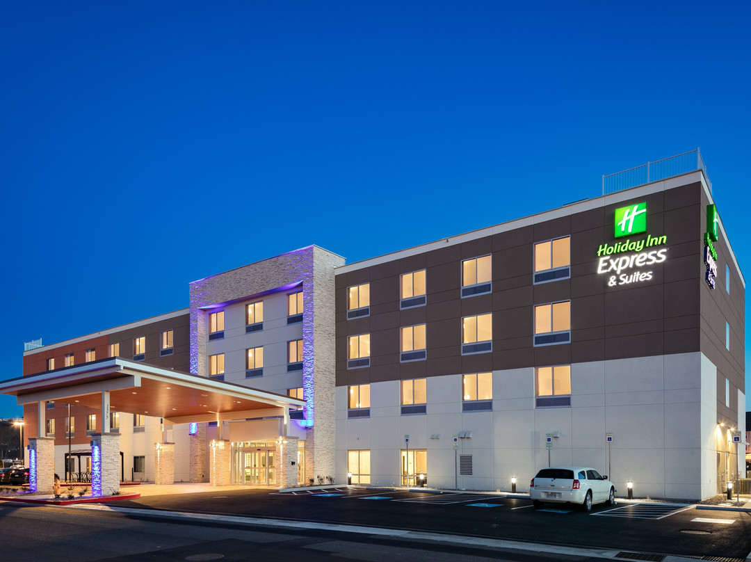 Holiday Inn Express & Suites Medford By IHG