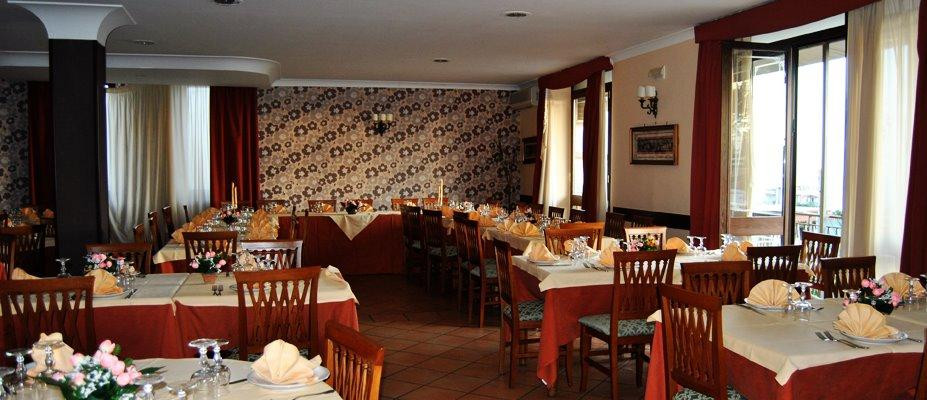 Ristorante E Pizzeria Mezza Luna “tore A Mare”