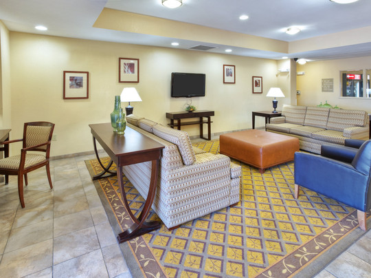 斯托克顿堡烛木套房酒店主图