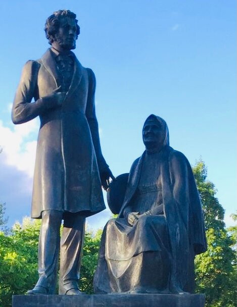 Monument to Alexander Pushkin and Arina Rodionovna-普斯科夫必去景点