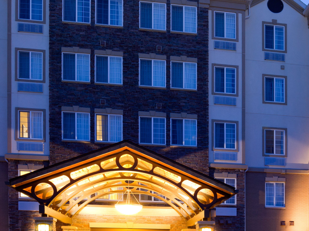 密尔沃基机场南驻桥套房酒店主图