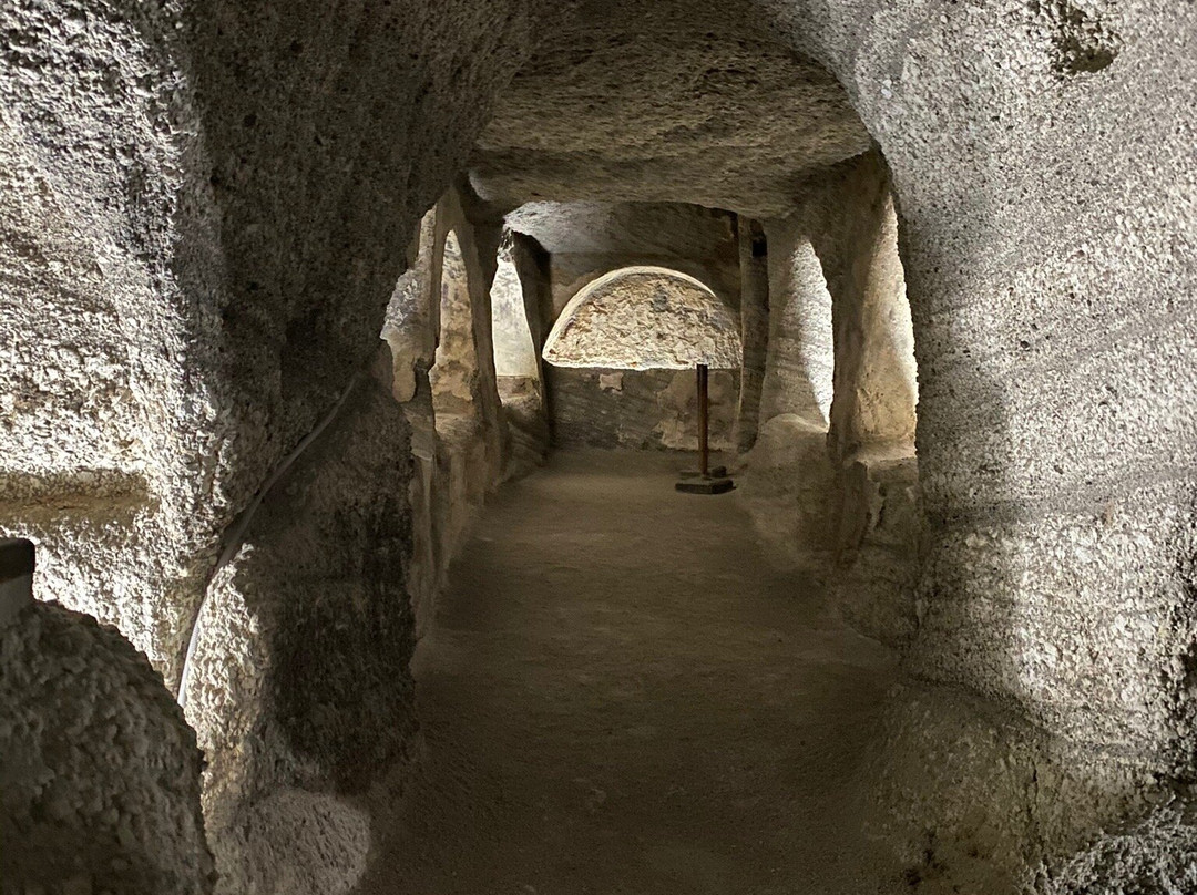 Catacombs of Milos景点图片