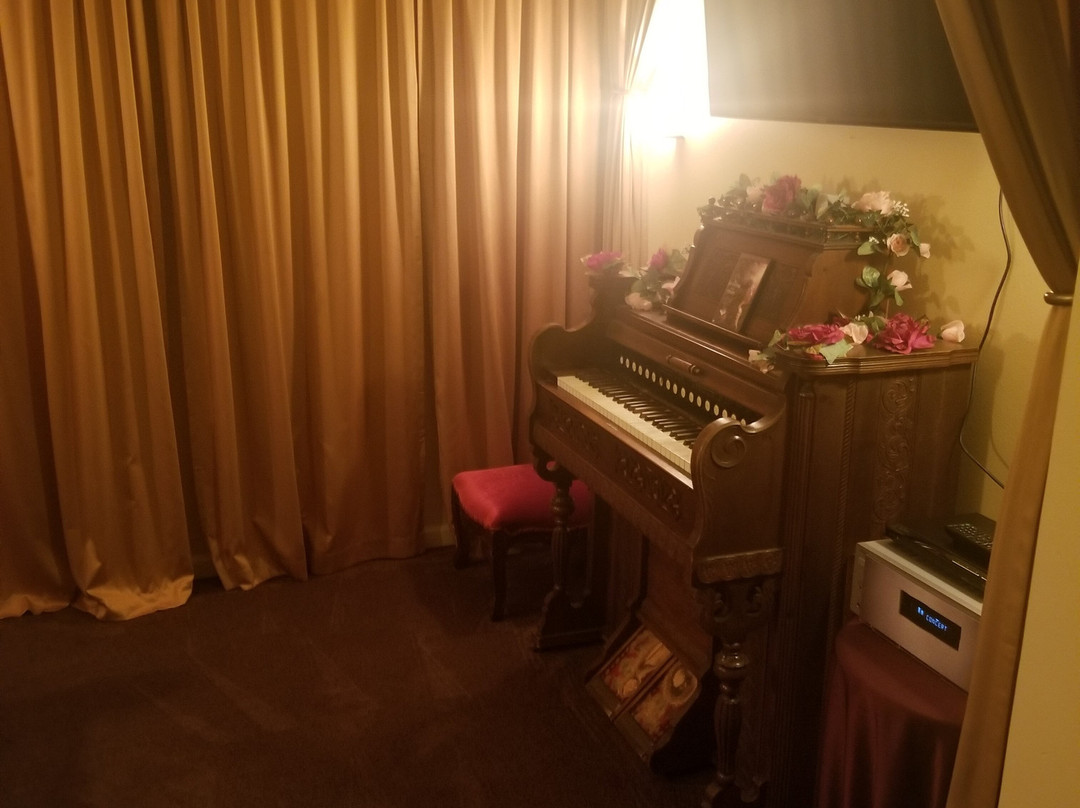 Lions Gate Manor主图