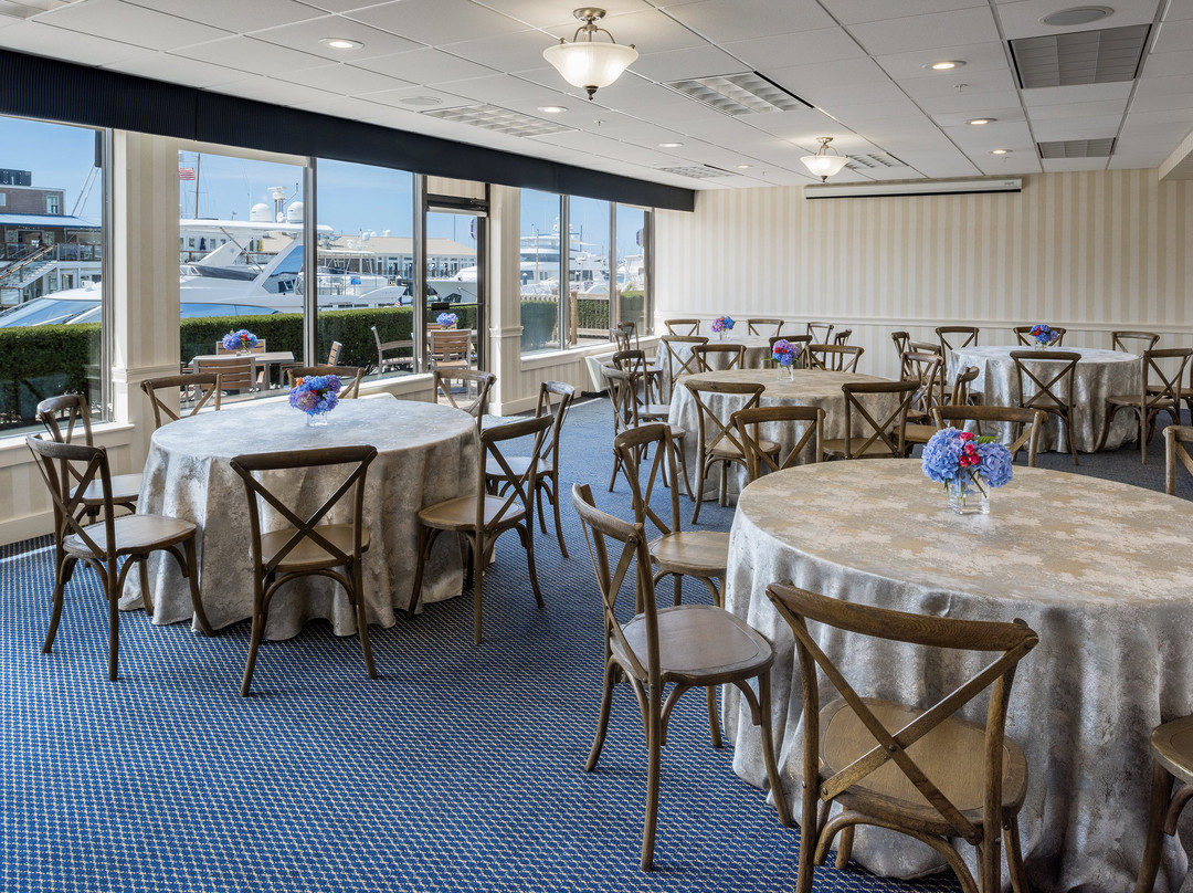 纽波特港码头酒店