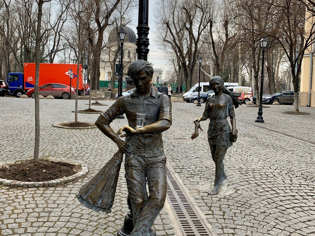 Sculpture of Lovers-基希讷乌必去景点