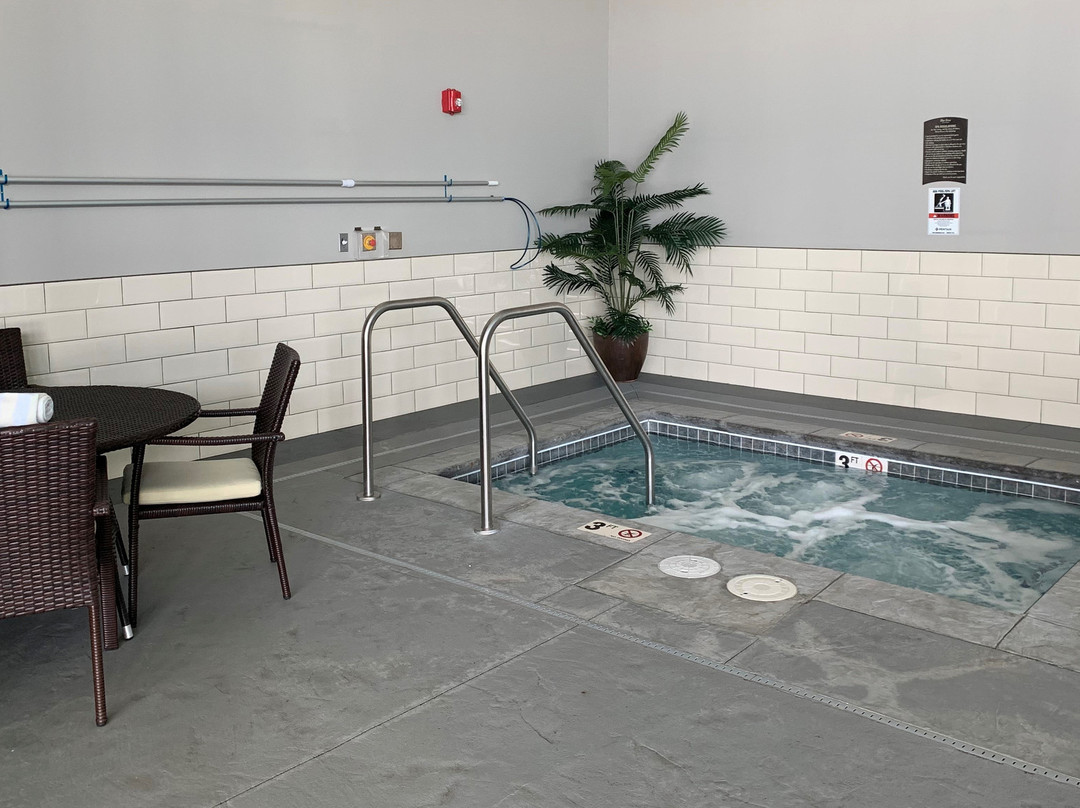 Blue Grass Inn & Suites主图