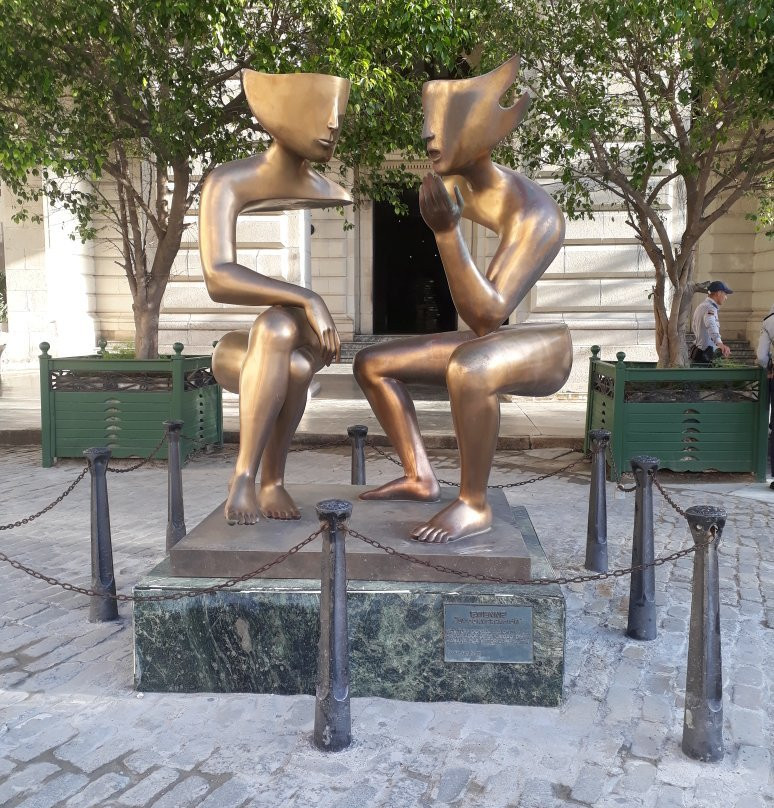 Sculpture Conversation景点图片