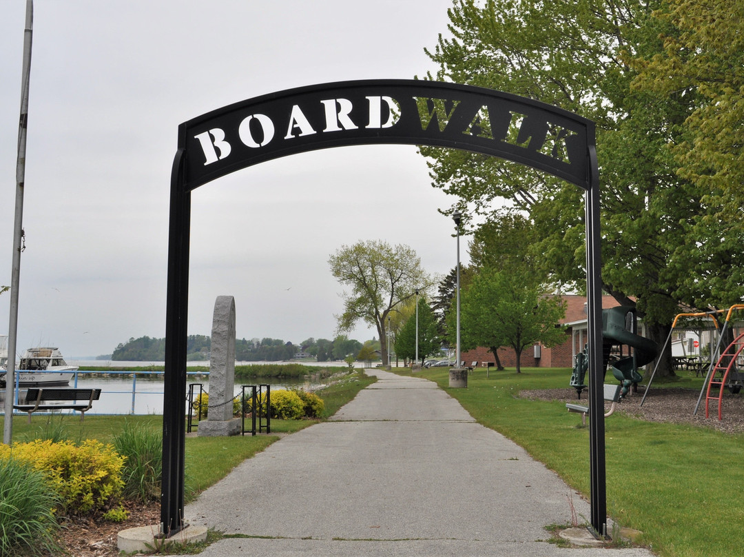 Crescent Beach Boardwalk景点图片