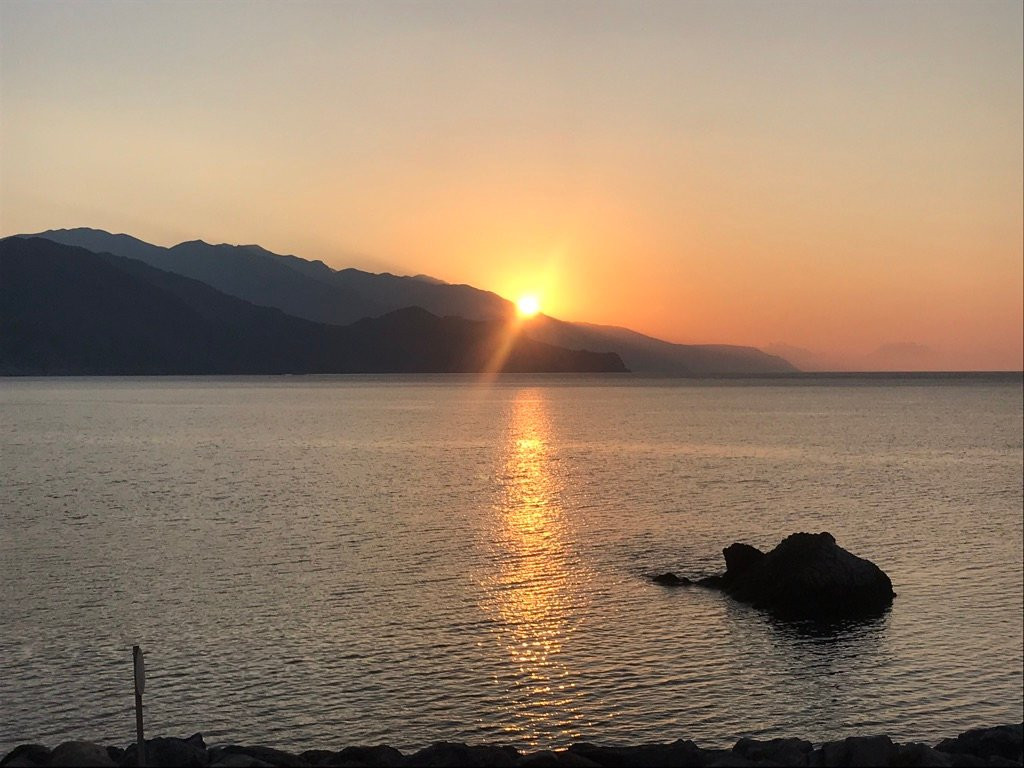 岩石之上酒店主图