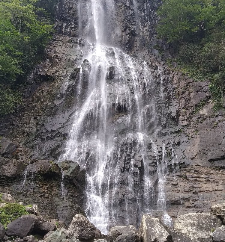 Mencuna Waterfalls景点图片